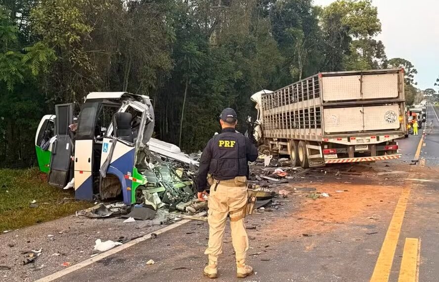 Acidente entre carreta e micro-ônibus deixa ao menos 23 mortos no Paraná