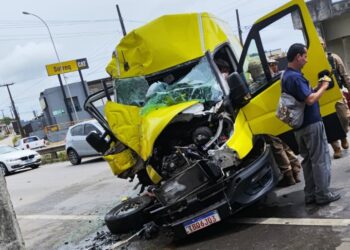 Van colide com pilastra de passarela na BR-230, em JP; motorista fica preso às ferragens