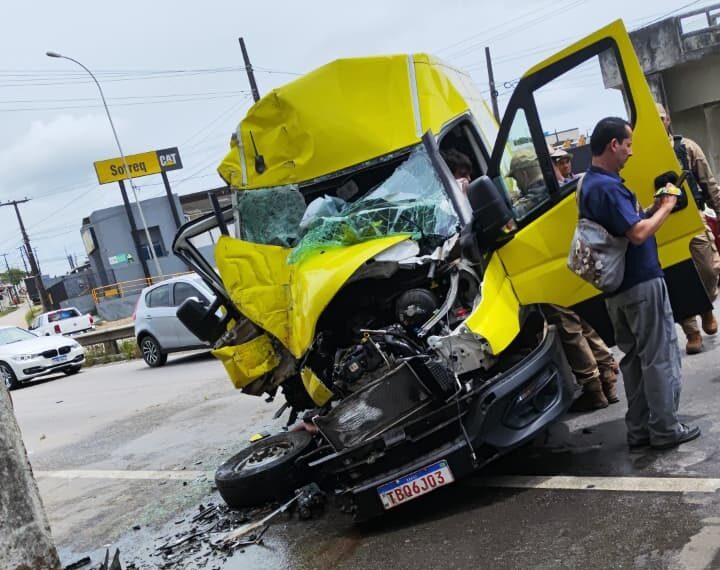Van colide com pilastra de passarela na BR-230, em JP; motorista fica preso às ferragens