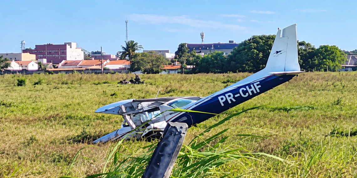 Avião de pequeno porte faz pouso forçado próximo ao Aeroporto de João Pessoa, em Santa Rita
