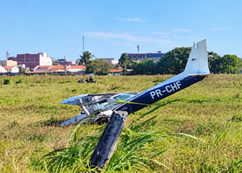 Avião de pequeno porte faz pouso forçado próximo ao Aeroporto de João Pessoa, em Santa Rita