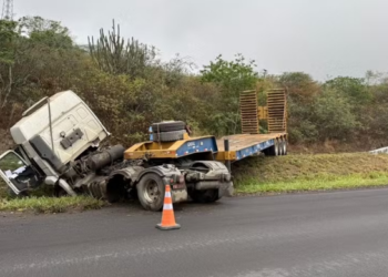 Motorista fica ferido após caminhão sair da pista e tombar na BR-230, em Campina Grande