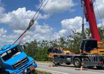 Motorista fica ferido após caminhão-tanque  sair da pista e tombar na BR-230