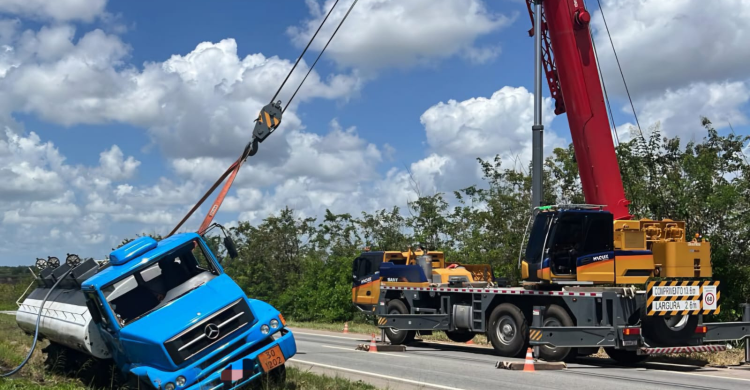 Motorista fica ferido após caminhão-tanque sair da pista e tombar na BR-230