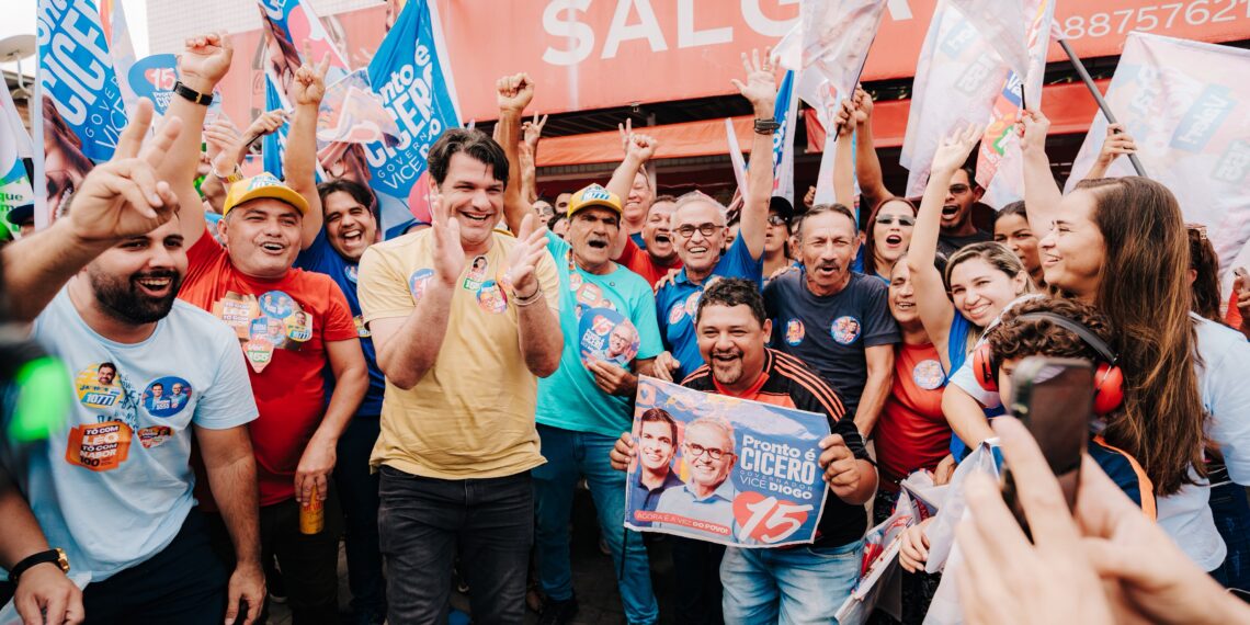 Cícero e Léo Bezerra percorrem João Pessoa com o Movimento 15