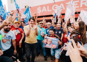 Cícero e Léo Bezerra percorrem João Pessoa com o Movimento 15