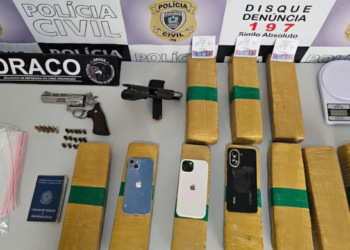 Avião de pequeno porte faz pouso forçado próximo ao Aeroporto de João Pessoa, em Santa Rita