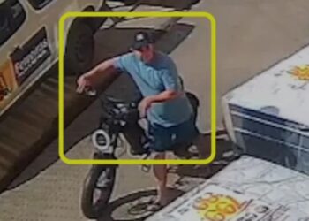 Homem é flagrado por câmeras furtando bicicleta elétrica em frente a loja em Santa Rita