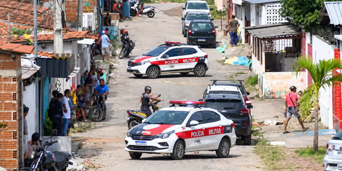 IMAGEM FORTE: Homem é morto dentro de cozinha comunitária ao tentar fugir de atiradores, no Costa e Silva