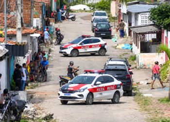 IMAGEM FORTE: Homem é morto dentro de cozinha comunitária ao tentar fugir de atiradores, no Costa e Silva