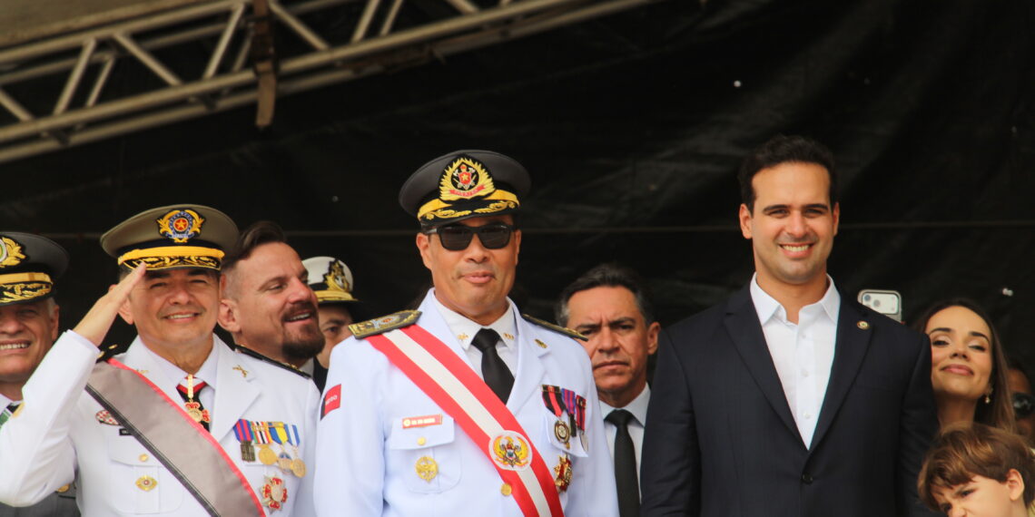 Governador participa de desfile cívico-militar e destaca democracia