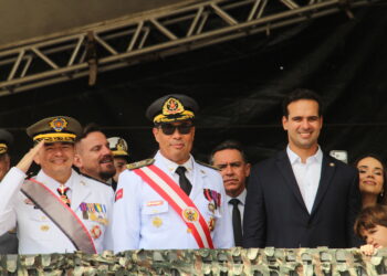 Governador participa de desfile cívico-militar e destaca democracia