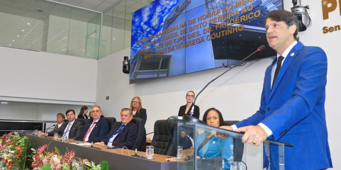 Leo Bezerra destaca espírito colaborativo e homenageia presidente do TJPB na Câmara de João Pessoa