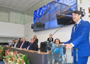 Leo Bezerra destaca espírito colaborativo e homenageia presidente do TJPB na Câmara de João Pessoa