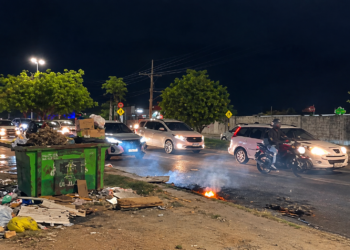 Gari é agredido durante protesto na Avenida Tancredo Neves, em João Pessoa