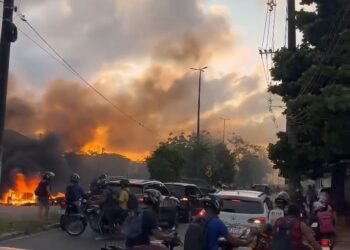 Protesto bloqueia Avenida Tancredo Neves após jovem morrer baleado no Bairro dos Ipês, em João Pessoa