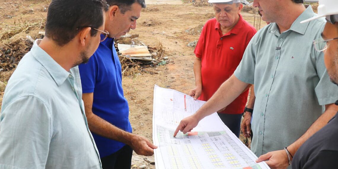 Leo Bezerra acompanha retomada das obras e prevê entrega do Mercado do Rangel em seis meses
