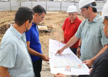 Leo Bezerra acompanha retomada das obras e prevê entrega do Mercado do Rangel em seis meses