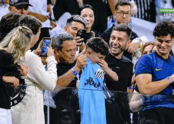 Torcedores que hostilizaram criança são identificados e podem ser banidos de jogos do Corinthians
