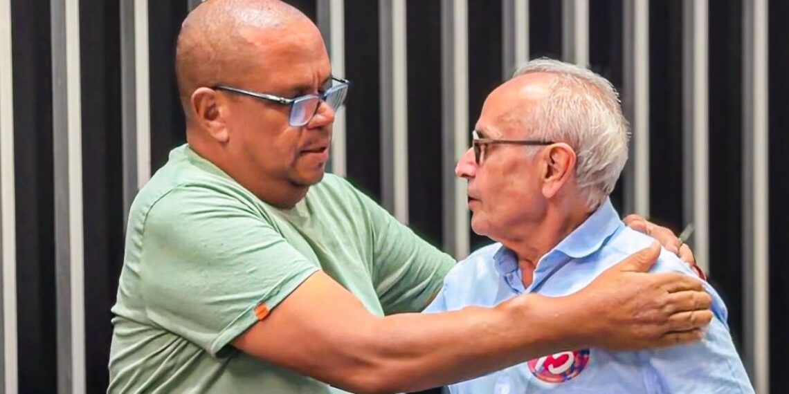 Perseguição política e produtos vencidos na água: Cícero Lucena recebe denúncias de moradores de Guarabira sobre serviço de hemodiálise do Estado