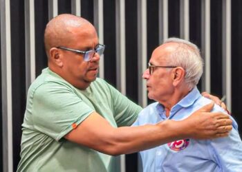 Perseguição política e produtos vencidos na água: Cícero Lucena recebe denúncias de moradores de Guarabira sobre serviço de hemodiálise do Estado