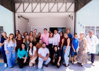 Em visita ao Centro de Doenças Raras, Leo Bezerra destaca pioneirismo em exames de sequenciamento genético