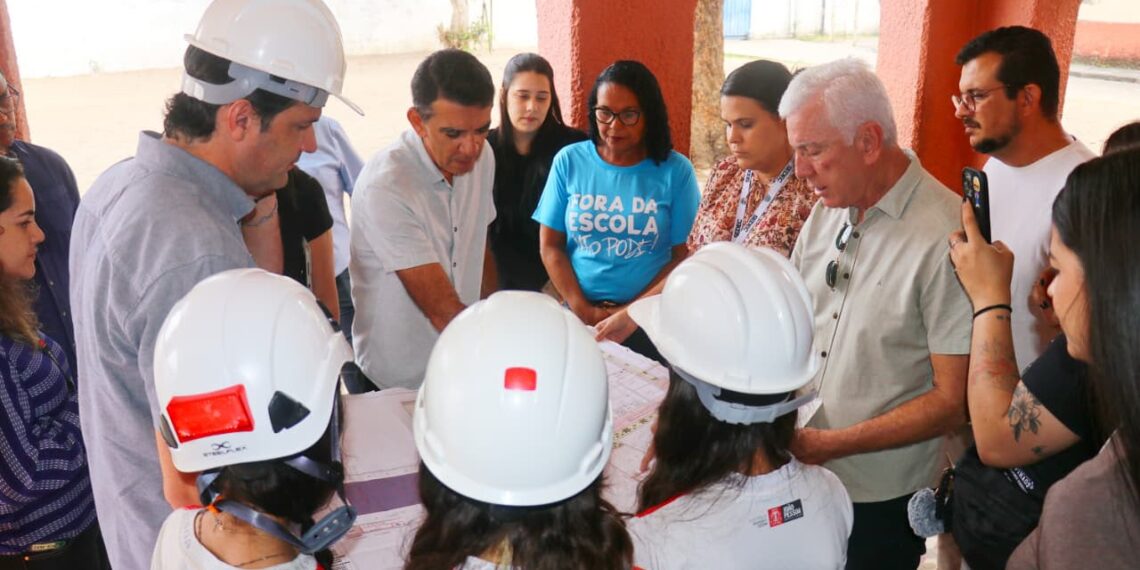 Leo Bezerra inspeciona obras da Escola Dom Adauto, que alia modernidade e preservação do patrimônio histórico