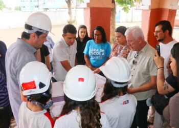 Leo Bezerra inspeciona obras da Escola Dom Adauto, que alia modernidade e preservação do patrimônio histórico