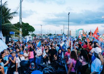 Multidão acompanha Cícero na Caminhada das Mulheres e candidato se compromete com políticas de saúde, segurança e geração de renda para o público feminino