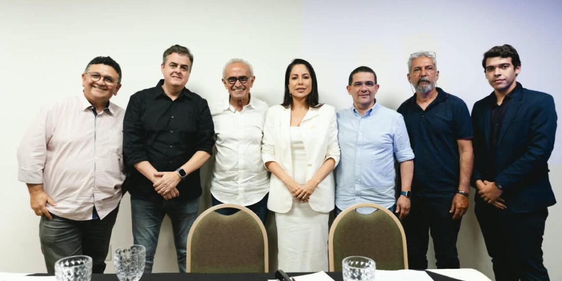 Multidão acompanha Cícero na Caminhada das Mulheres e candidato se compromete com políticas de saúde, segurança e geração de renda para o público feminino