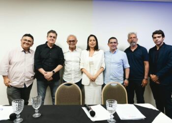 Multidão acompanha Cícero na Caminhada das Mulheres e candidato se compromete com políticas de saúde, segurança e geração de renda para o público feminino