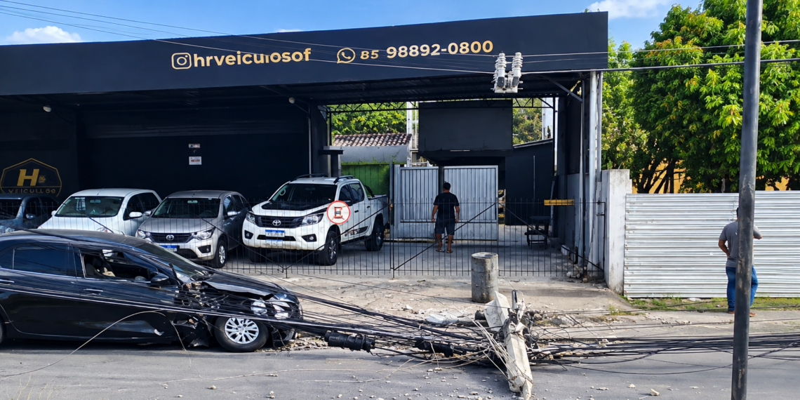 Carro bate em poste e derruba estrutura no bairro de Cruz das Armas, em João Pessoa