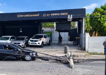 Carro bate em poste e derruba estrutura no bairro de Cruz das Armas, em João Pessoa