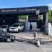 Carro bate em poste e derruba estrutura no bairro de Cruz das Armas, em João Pessoa
