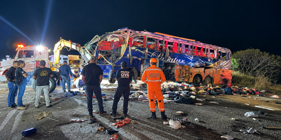 Grave acidente entre ônibus e caminhão deixa seis mortos e 43 feridos na BR-116, em Minas Gerais