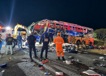 Grave acidente entre ônibus e caminhão deixa seis mortos e 43 feridos na BR-116, em Minas Gerais