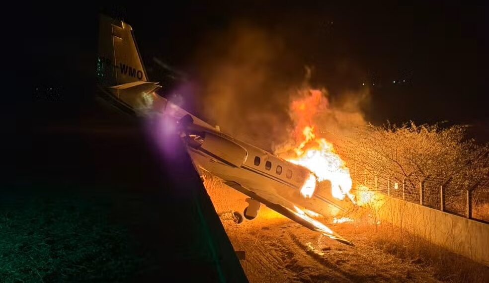 Avião com cantor Rey Vaqueiro pega fogo após sair da pista