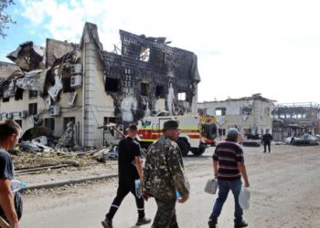 Fúria de Putin intensifica guerra: Ucrânia enfrenta sexto dia consecutivo de bombardeios mortais