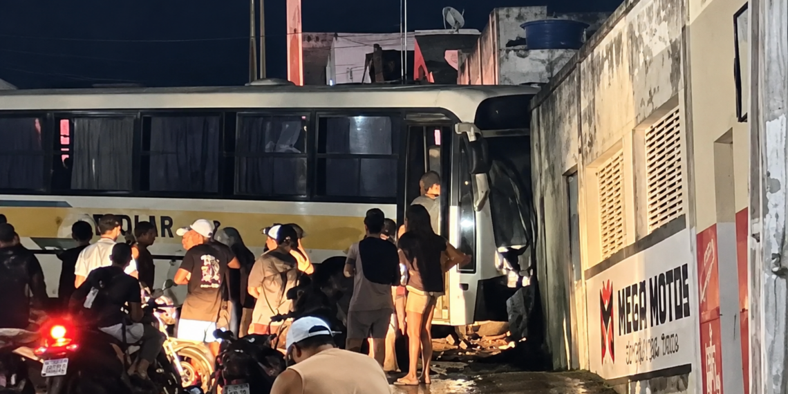 Motorista morre e quatro pessoas ficam feridas após ônibus escolar bater em muro na Paraíba