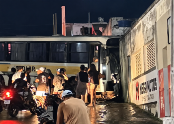 Motorista morre e quatro pessoas ficam feridas após ônibus escolar bater em muro na Paraíba