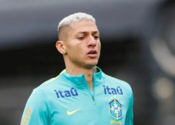 Richarlison recebe título de Cidadão Paraibano após doação de R$ 200 mil a jovem que perdeu as pernas