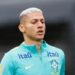 Richarlison recebe título de Cidadão Paraibano após doação de R$ 200 mil a jovem que perdeu as pernas