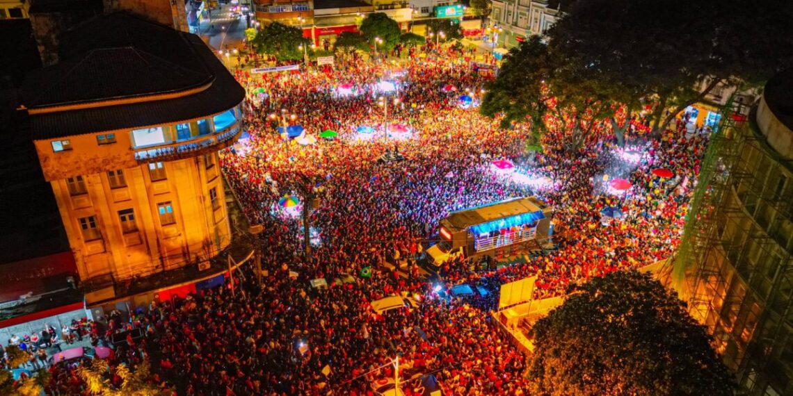 Com Erika Hilton, ato pela reeleição de Lula reúne multidão no Centro de João Pessoa