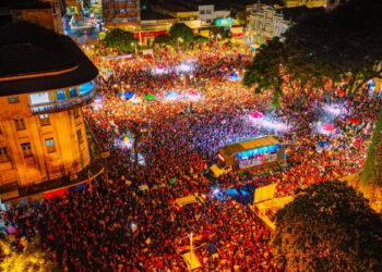 Com Erika Hilton, ato pela reeleição de Lula reúne multidão no Centro de João Pessoa