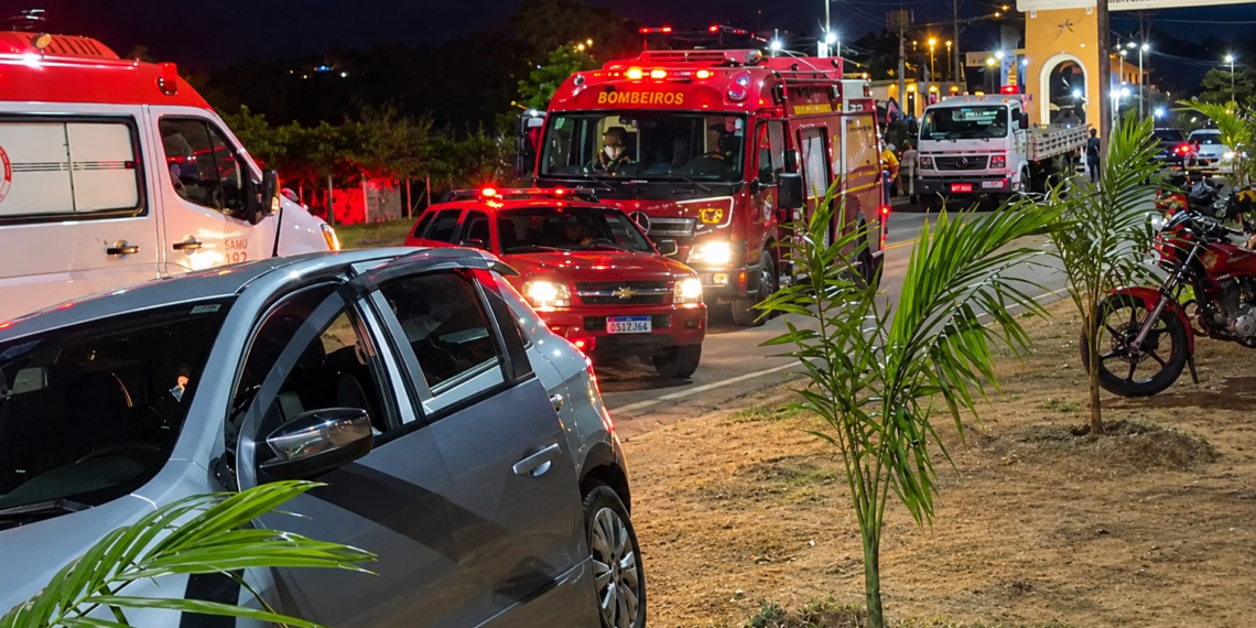 Caminhão carregado de galinhas capota em Logradouro, na Paraíba, e motorista fica preso às ferragens
