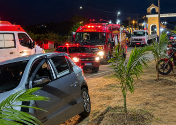 Caminhão carregado de galinhas capota em Logradouro, na Paraíba, e motorista fica preso às ferragens