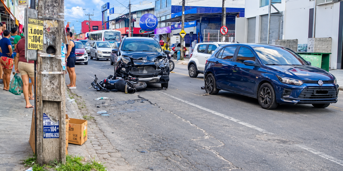 Motorista supostamente embriagado causa acidente na principal de Mangabeira e deixa prejuízos materiais