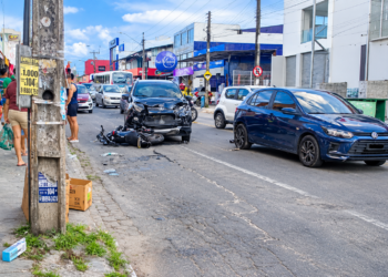 Motorista supostamente embriagado causa acidente na principal de Mangabeira e deixa prejuízos materiais