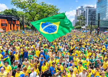 Flávio Bolsonaro participa de ato com apoiadores na avenida Paulista