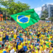 Flávio Bolsonaro participa de ato com apoiadores na avenida Paulista